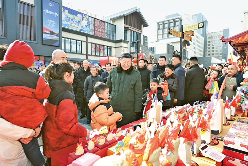 2026年2月9日至10日，中共中央總書記、國(guó)家主席、中央軍委主席習(xí)近平在北京考察并看望慰問(wèn)基層干部群眾。這是10日上午，習(xí)近平在東城區(qū)隆福寺街區(qū)新春市集考察時(shí)，同現(xiàn)場(chǎng)群眾親切交流。